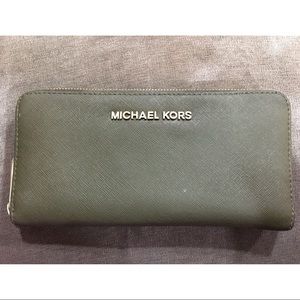 Michael Kors Leather zip Wallet - Hunter Green